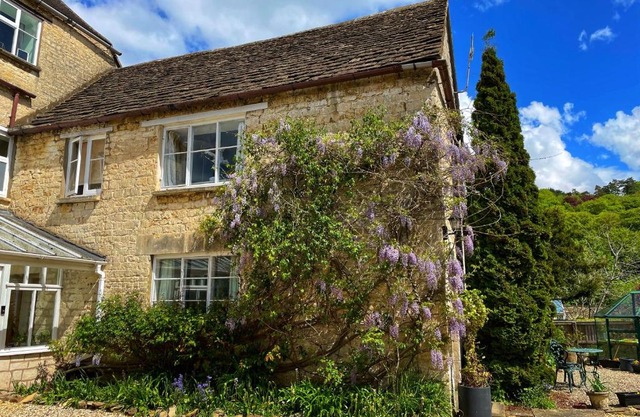 Cupcake Cottage: Quintessential Cotswold Cottage
