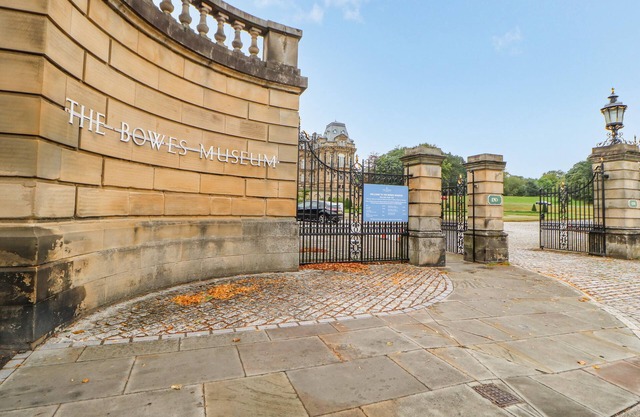 CURLEW, pet friendly, with hot tub in Bowes