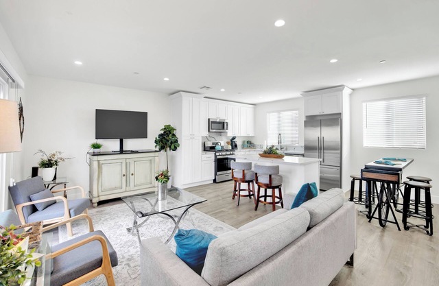 Cushy New Condo Oasis -Near Beaches & Sofi Stadium