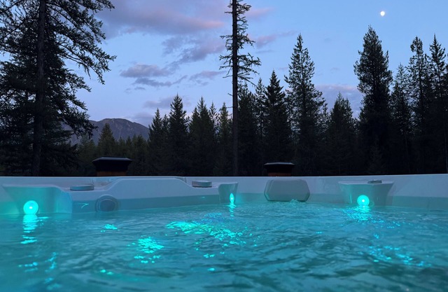 Custom built West Glacier cabin with private Salt Water Spa