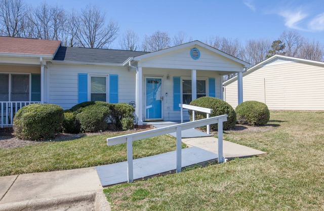 Cute 1 Level townhome close to HPU/Furniture mkt