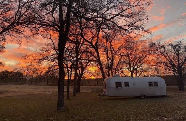 CUTE 1962 RV with huge screened in gazebo ~1 mile from winery