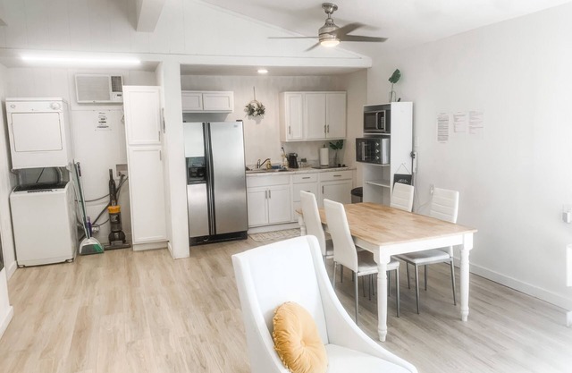 Cute 2 bedroom Apartment close to EVERYTHING!