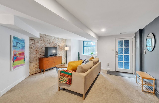 Cute and Charming 1BR in Fantastic Location by RedAwning