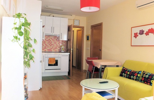 CUTE AND QUIET APARTMENT, OPTIONAL PARKING, 2 BR, FREE PICK-UP