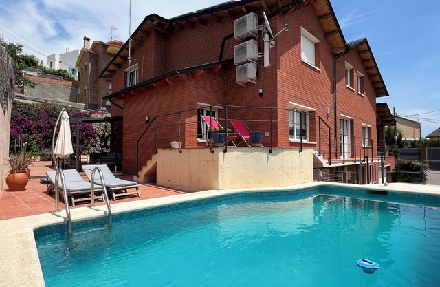 Cute Apartment, garden & pool 20 km from Barcelona