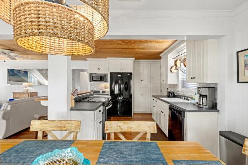 Cute Beach Cottage Steps to the Beach! Panama City Beach, FL!