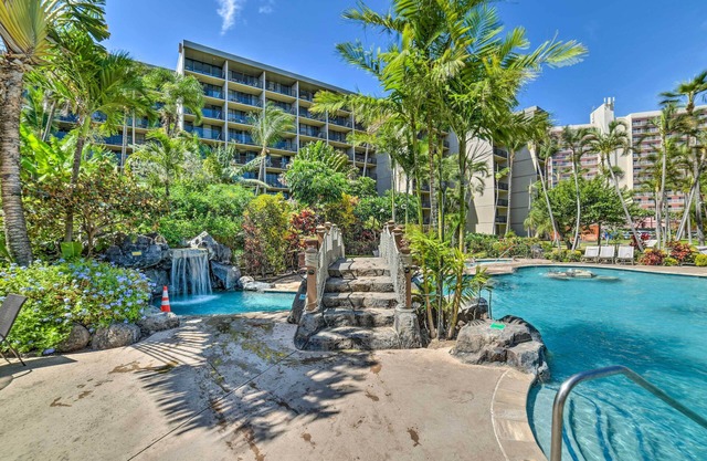 Cute Beachfront Condo w/Lanai & Resort Pools