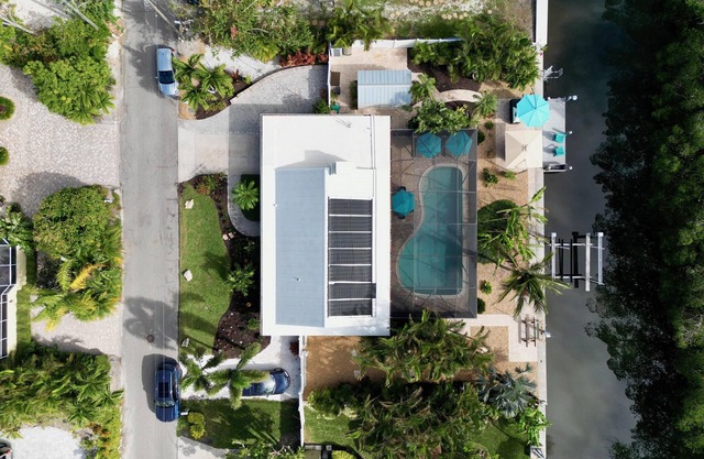 Cute canal front Cottage with dock & boat lift and pool ,short walk to the beach