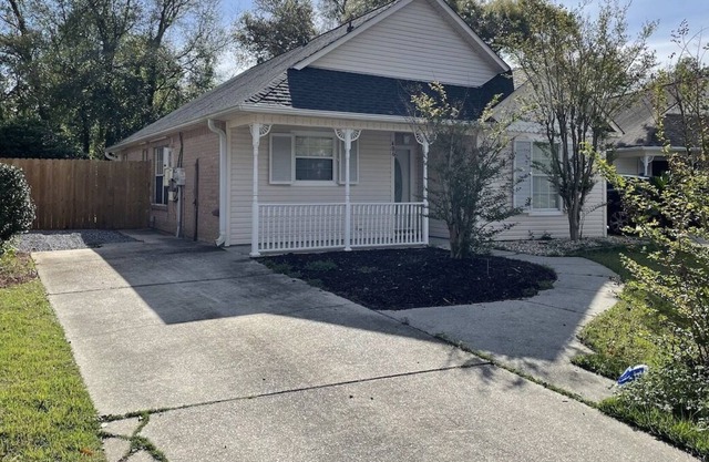 Cute Cozy Cottage near beaches sleeps 4