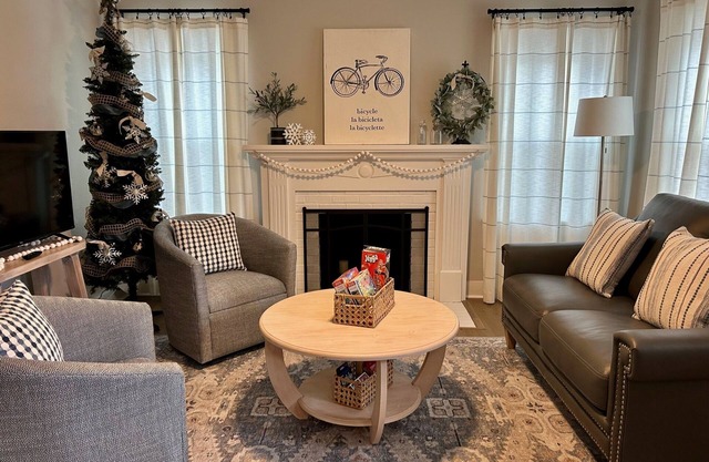 Cute & Cozy Downtown Cottage - Biking, Burgers, & Trails nearby