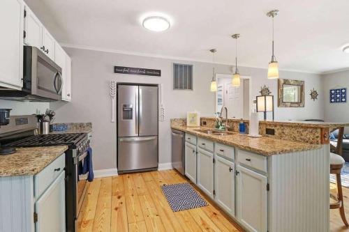 Cute & Cozy Lakeview House on Chain O Lakes with Hot Tub Option