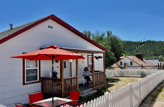 Cute Custer Cottage - Walk to restaurants and shopping