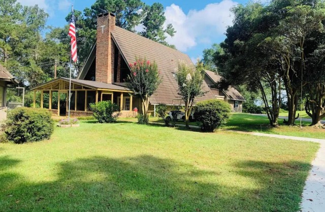 Cute little apt. Safe charming quiet setting.