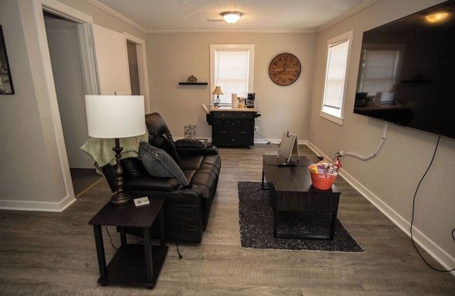 Cute Little Lake Bottom Cottage Apartment