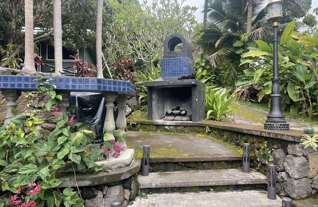Cute Loft Studio above Kona, surrounded by Coffee farms