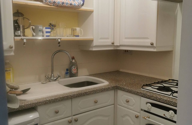 Cute, private self contained 1 bedroom annex in desirable area.