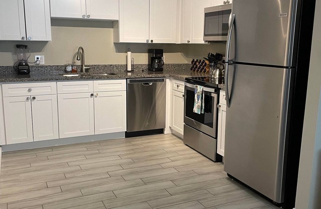 Cute Remodeled Condo close to hiking/horse trail with wifi