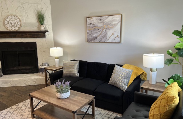 Cute unit of a duplex near downtown Lawrenceville. Clean!