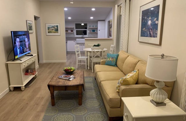 Cute UPDATED cottage - Vintage vibe/modern conveniences!