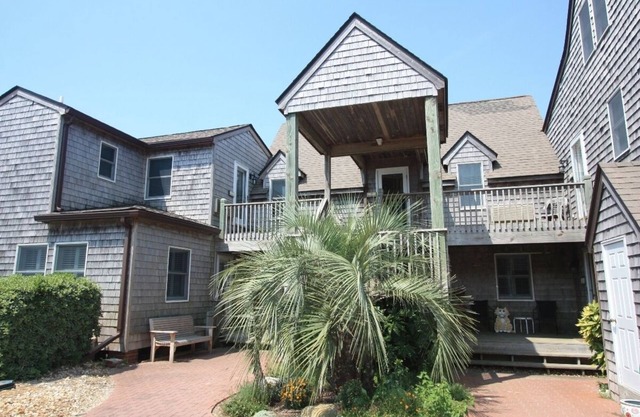 CV1B: Shell Castle B - king bed and whirlpool tub!