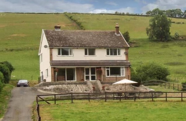 CWMGILLA FARM, pet friendly, luxury holiday cottage in Knighton