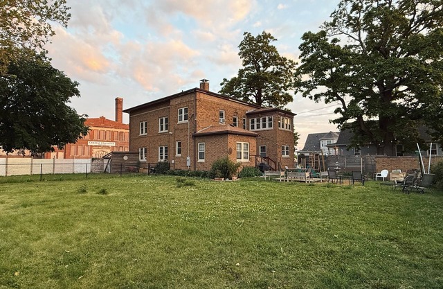 CWS for large Groups 6BR 3.5bath Huge Yard 4K Sq Ft 2 miles to Stadium