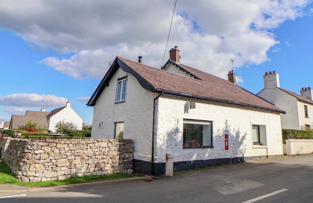 CWTCH, pet friendly, character holiday cottage in Cilcain