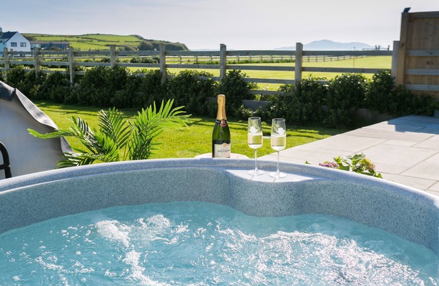 Cysgod y Llanw - an on the beach that sleeps 6 guests in 3 bedrooms