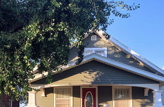 Czech Village Bungalow, Close to Downtown and New Bo Area, King Bed!
