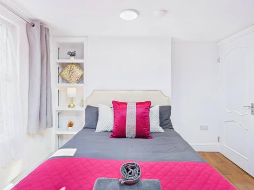 D3 Short Stay 4BR Home 2mins to Wood Green Metro and Parking Free