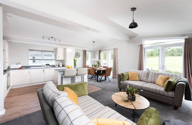 Daisy Lodge, 6 Roadford Lake Lodges