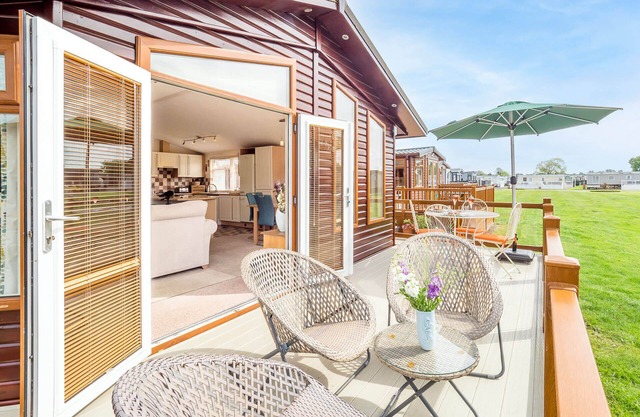 Daisy Lodge - peaceful, pet friendly luxury lodge in Shakespeare's Stratford