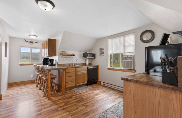 Dakota Cabin:1 mi. Sheridan Lake