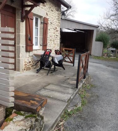 DANS LA MAISON D'A COTE