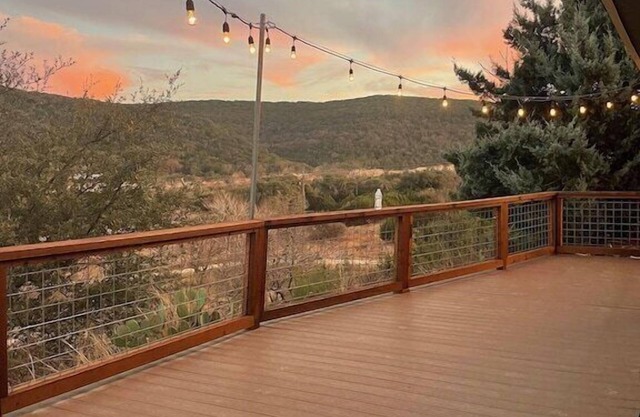 Dark Skies & Private Frio River Access. Dogs Welcome! Book Now for Fall Foliage!
