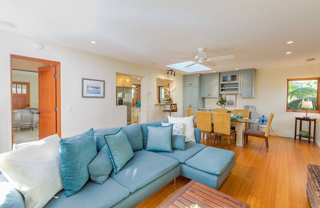 Darling, Beach-Close, 6 Blocks to Bch Stairs, Walk to Dine, Shop, Park, Grocery