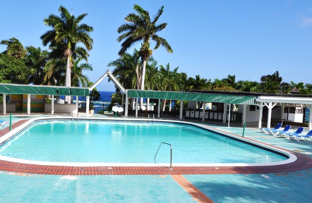 Darling-Modern One-Bedroom Condo: Pool, Beach & Pool access
