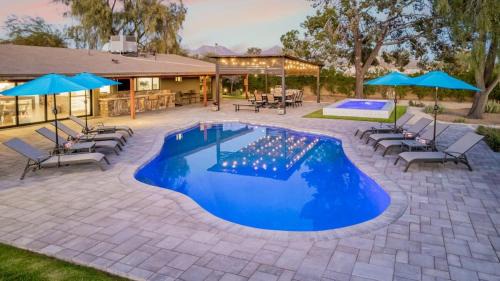 Davenport Villa - Scottsdale's Largest Hot Tub - Sportcourt