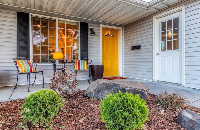 Davis House · Davis.Spacious Patio, Hot Tub - A Quiet Getaway