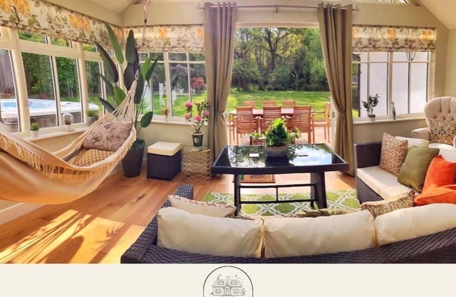 Daweswood - Luxury cottage, lake access & hot tub