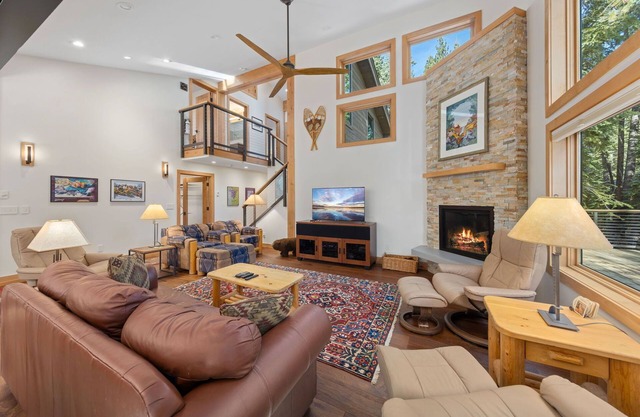 Daybreak by Tahoe Getaways - New Remodel w/Private Hot Tub