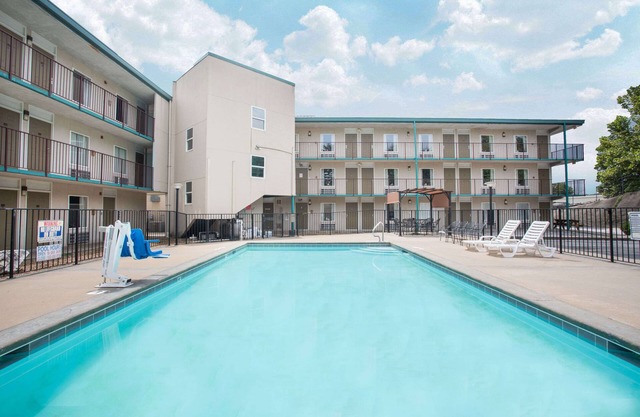 Days Inn by Wyndham Harrison