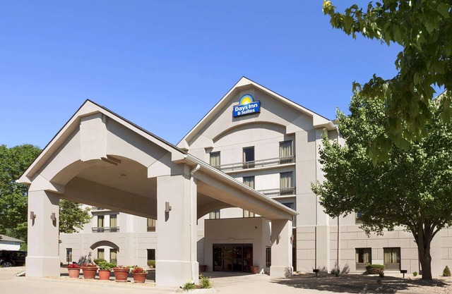 Days Inn & Suites by Wyndham Cedar Rapids