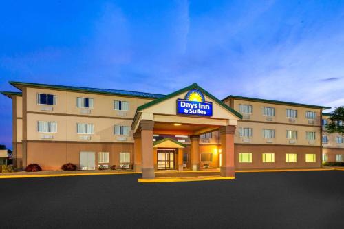 Days Inn & Suites by Wyndham Morris I-80
