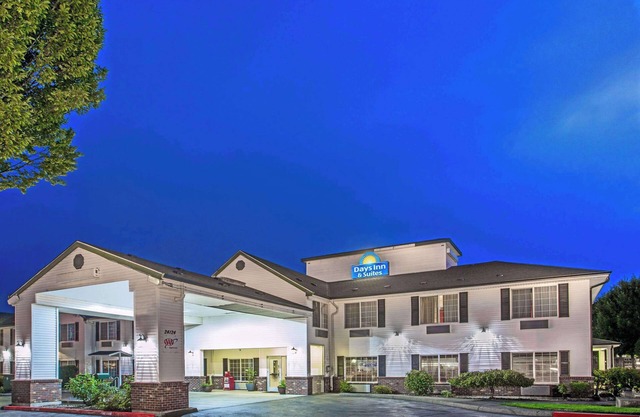 Days Inn & Suites by Wyndham Gresham