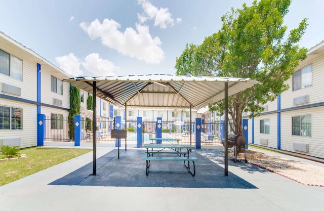 Days Inn & Suites by Wyndham Laredo