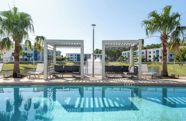 Daytona 2BR w/Parking Family & Pet Friendly