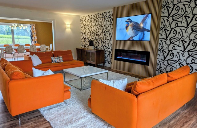 Dazzling Design, Hot Tub, Huge Rooms, Privacy, 20 acres
