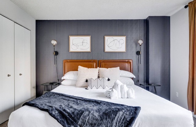 DC Launchpad Sleeps 8 | King Bed, Balcony & Parking